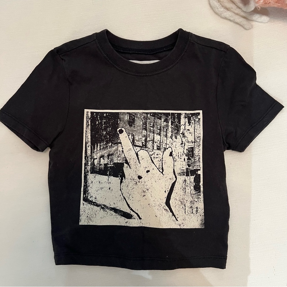 URBAN OUTFITTERS GRAPHIC BABY TEE